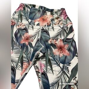 Evolution & Creation Women's
High Rise Active  
Sz M
White/Coral/Bluegreen 
EUC